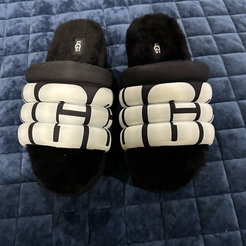 UGG Puft Slide black and white size 8